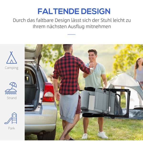 Zwei Männer tragen einen faltbaren Campingstuhl vor einem Auto und einem Zelt.