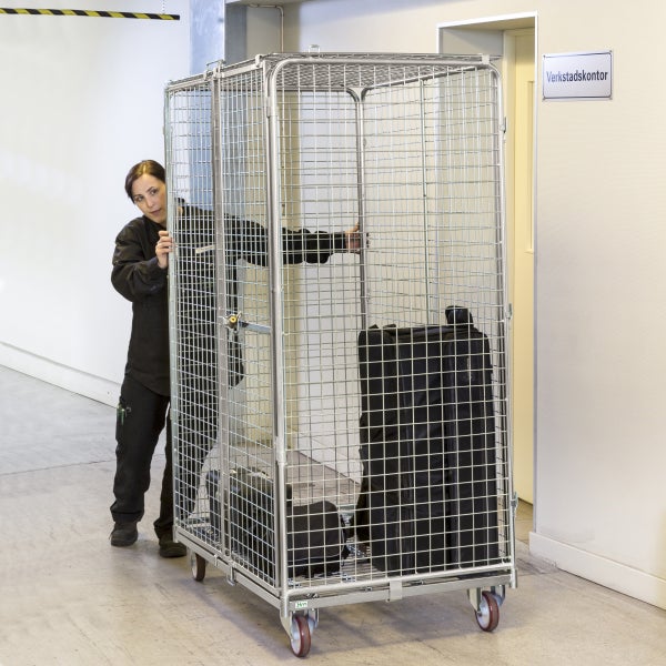 Gitterwagen mit Rollen und einer Frau, die ihn schiebt