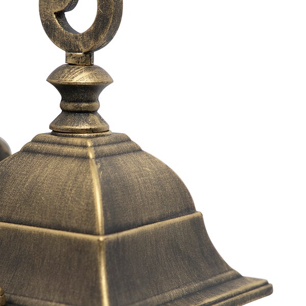 Detail der Oberseite einer Außenwandleuchte aus Metall mit antikem Finish und Zierelement.