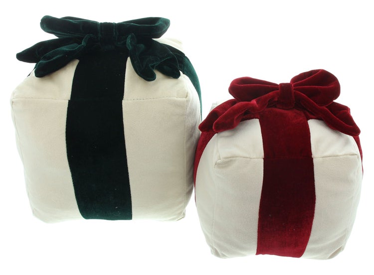 Zwei quadratische Dekokissen in Form von Weihnachtsgeschenken mit Samtschleifen.