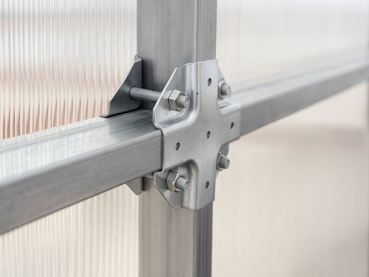 Detailansicht einer Gewächshauskonstruktion mit Metallrahmen und Schraubenverbindungen