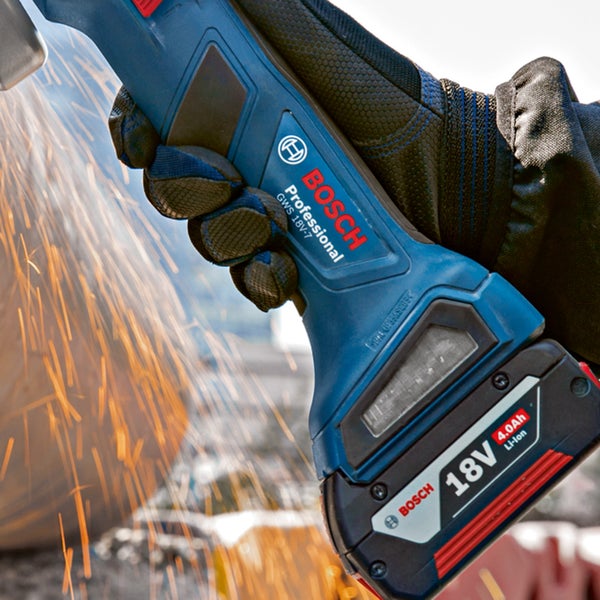 Bosch Professional Akku-Winkelschleifer mit 18 Volt Akku in der Hand