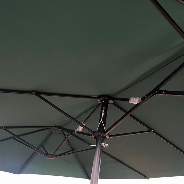 Unteransicht eines Sonnenschirms mit Streben