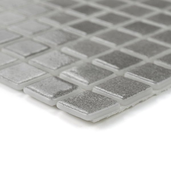 Quadratisches Glasmosaik Fliesennetz in metallischer Optik für Wandverkleidungen
