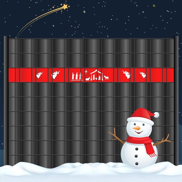 Zaun mit Weihnachtsmotiv und Schneemann im Winter