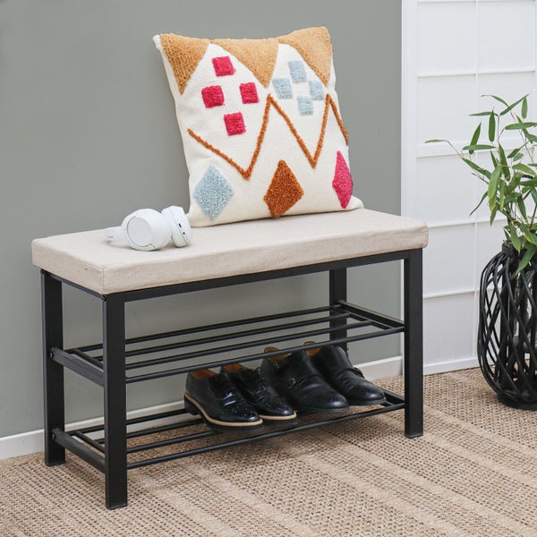 Schuhbank mit schwarzem Metallgestell, zwei Ablagefächern und beigem Polstersitz in einem hellen, organisierten Wohnraum.