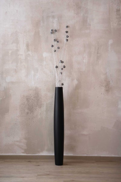 Schlanke, hohe Vase in Schwarz mit glatter, matter Oberfläche.