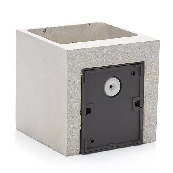 Quadratischer Sockel aus Beton mit schwarzer Kunststoff-Montageplatte an der Vorderseite.