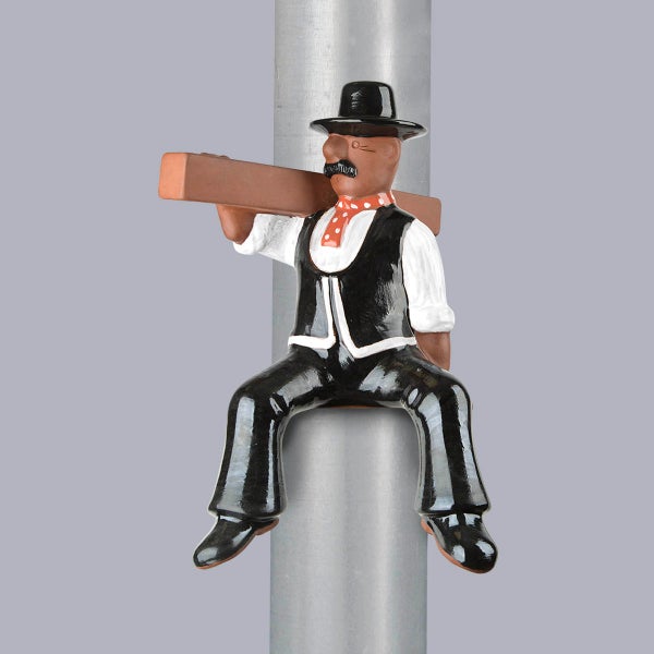 Schornsteinfeger-Figur aus Ton als Dekoration für das Kaminrohr.