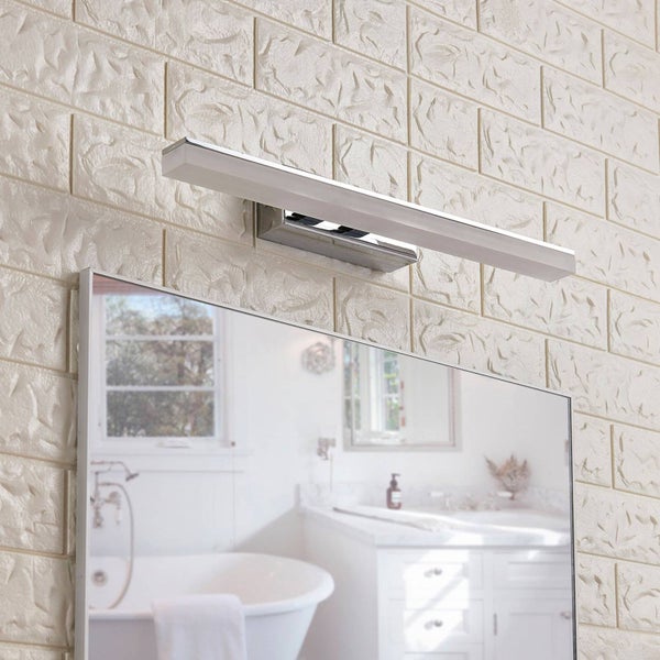 Lineare LED-Badezimmer-Spiegelleuchte in Chrom-Optik, montiert über einem Spiegel an einer hellen strukturierten Wand.