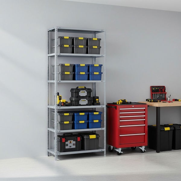 Ein hohes graues Metallregal in einer organisierten Werkstatt mit verschiedenen Aufbewahrungsboxen, einem roten Werkstattwagen und einer Werkbank.