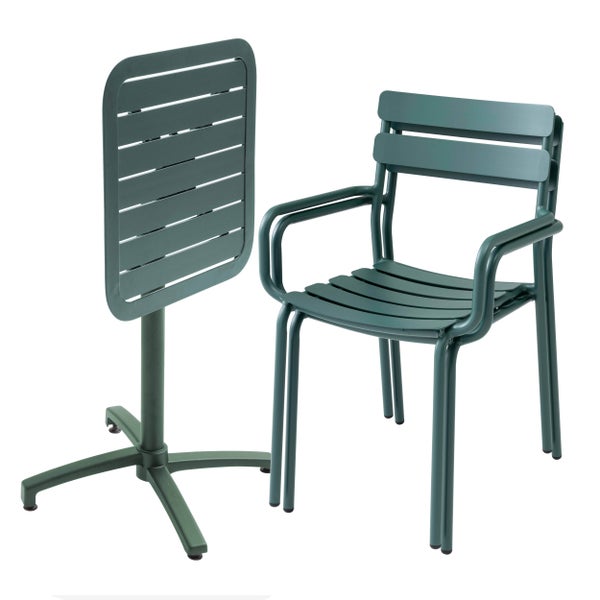 Grünes Bistro-Set aus Metall mit einem klappbaren Tisch mit Lattenoberfläche und einem stapelbaren Gartenstuhl mit Armlehnen.