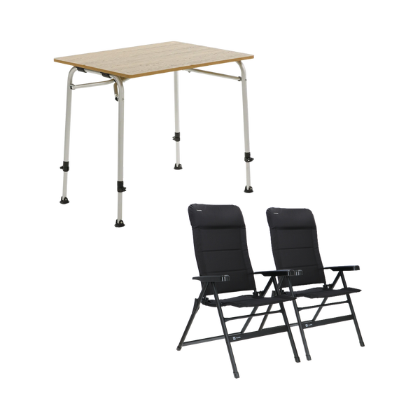 Camping-Set bestehend aus einem höhenverstellbaren Tisch mit Platte in Holzoptik und zwei klappbaren Hochlehner-Stühlen in Schwarz.