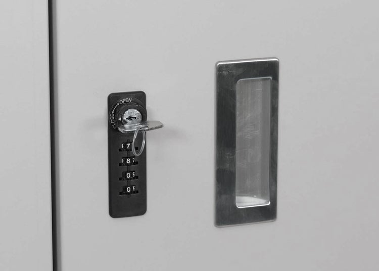 Schranktür mit Zahlenschloss und eingelassenem Griff