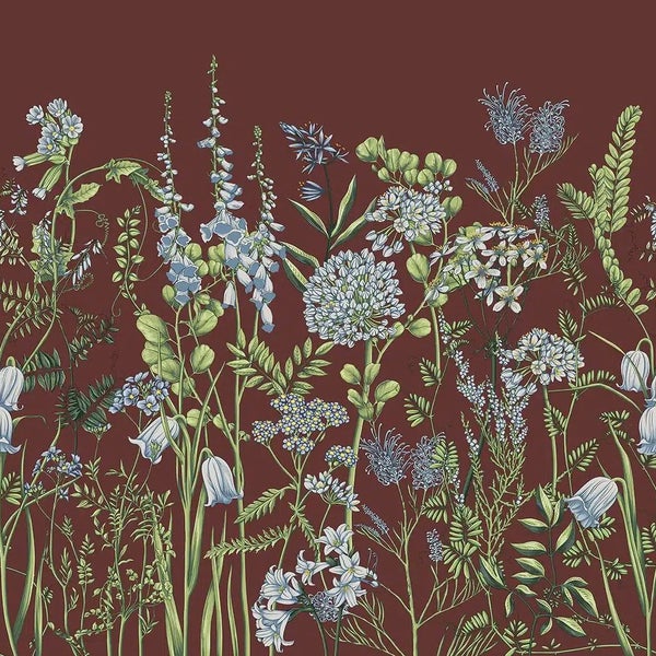 Vliestapete mit detailreichem botanischem Wildblumenmuster inklusive Glockenblumen und Gräsern.