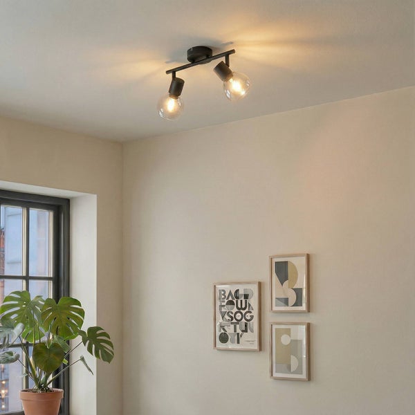 Deckenleuchte mit zwei Leuchten im Wohnraum