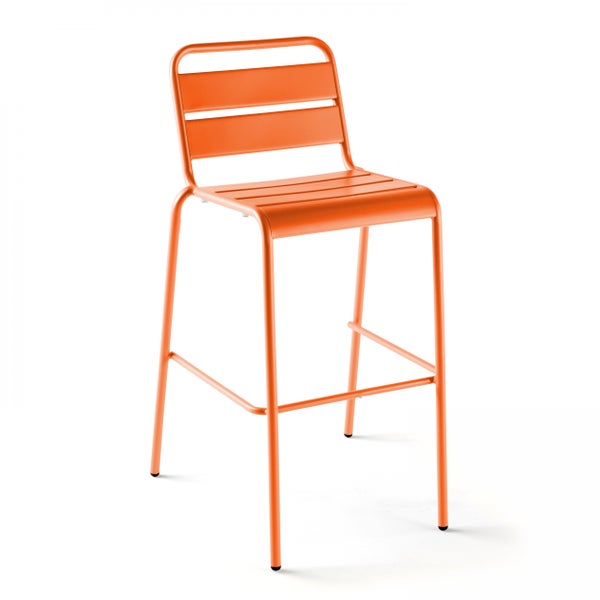 Barhocker aus Metall mit Rückenlehne und Fußstütze, orange, Lamellendesign.