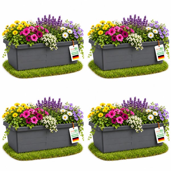 Vier rechteckige Blumenkästen aus Kunststoff bepflanzt mit bunten Sommerblumen auf einem Grasuntergrund.