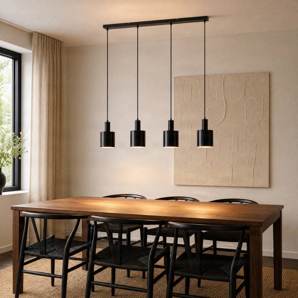 Vierflammige Pendelleuchte über einem Holzesstisch mit schwarzen Stühlen in einem modern eingerichteten Esszimmer.