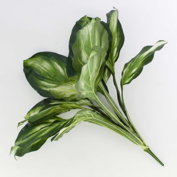 Künstliche Pflanze, Blattzweig mit grünen Blättern aus Kunststoff.