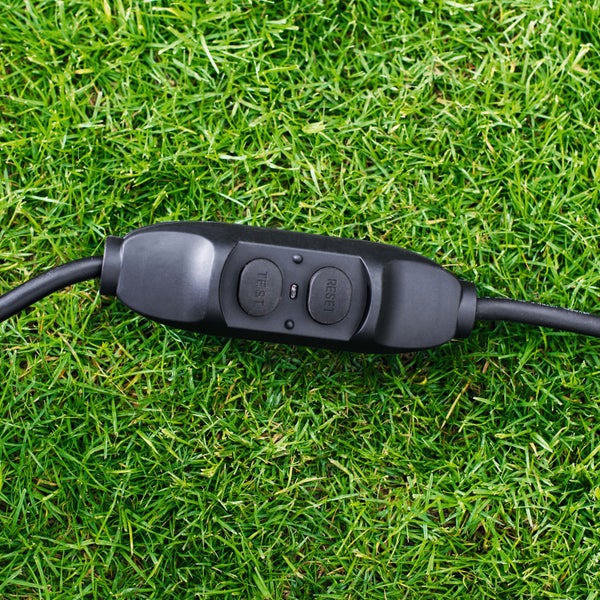 Fehlerstromschutzschalter auf Gras