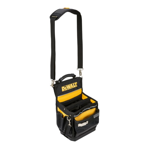Offene DeWalt Werkzeugtasche mit Schultergurt, Tragegriff und mehreren Fächern für Werkzeuge.