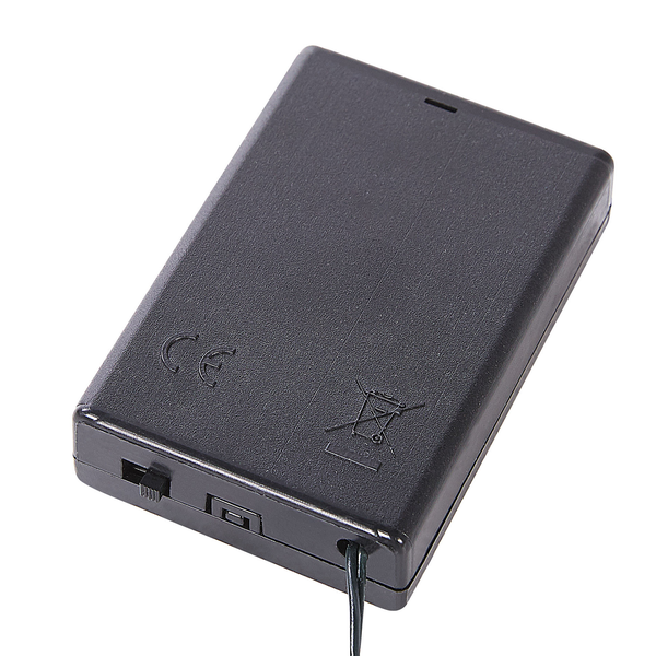 Schwarzes Batteriefach aus Kunststoff mit Ein- und Ausschalter und Kabel, europäische Konformitätskennzeichnung und Entsorgungssymbol.