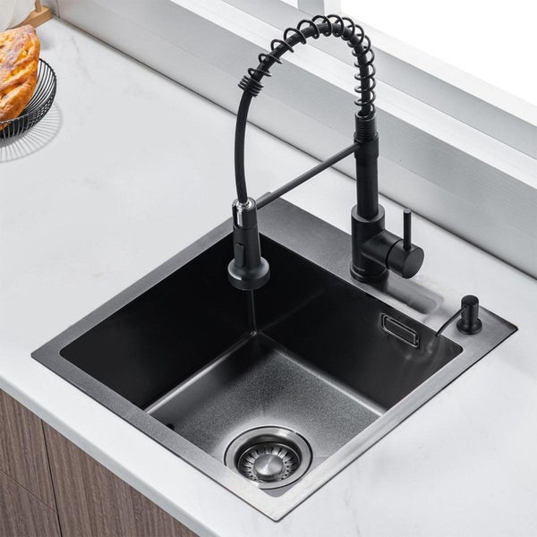 Quadratisches Edelstahlspülbecken mit hoher Küchenarmatur mit Federzugbrause und Spülmittelspender in einer modernen Küchenarbeitsplatte.