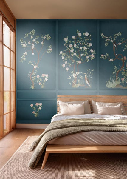 Schlafzimmer mit floraler Wandtapete, Bett und Teppich.