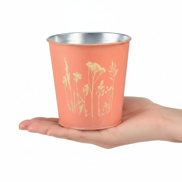 Kleiner aprikosenfarbener Übertopf aus Metall mit Gräsermotiv, handliche Größe, verzinkte Innenseite.