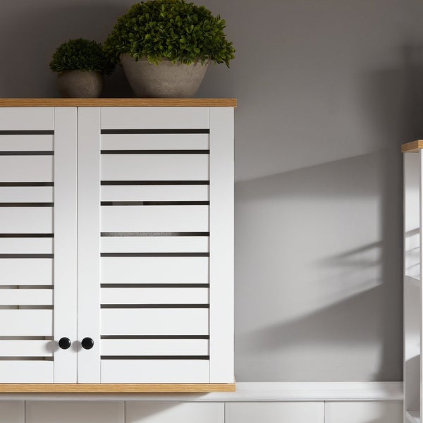 Badezimmerschrank mit Lamellentüren und Pflanzen