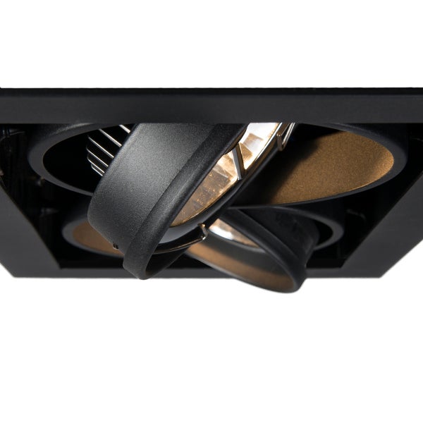 Quadratischer Einbaustrahler in Schwarz mit schwenkbarem Innenring in Goldoptik.
