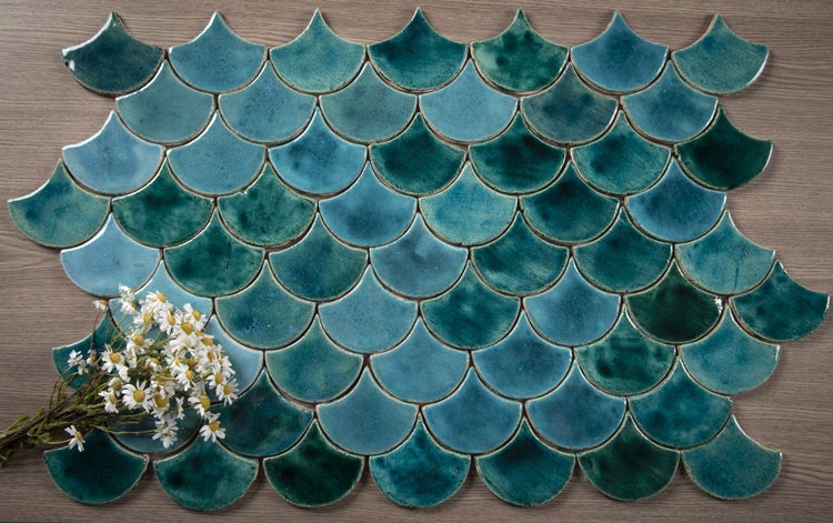 Fächerförmige Fliesen aus Keramik.