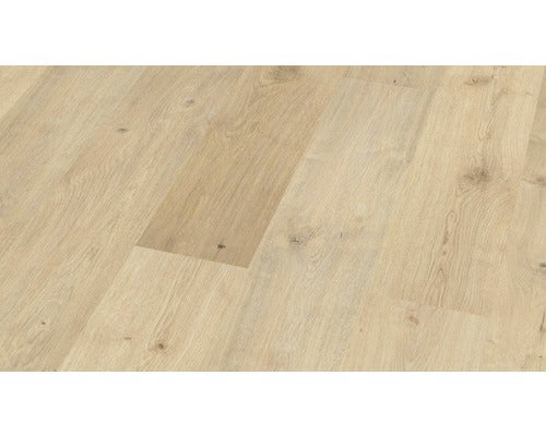 Nahaufnahme von verlegten Laminatbodenpaneelen.