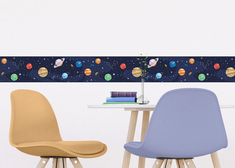 Tapetenbordüre mit Weltraum-Motiv, Planeten und Sternen in einem hellen, organisierten Zimmer mit Tisch und Stühlen.