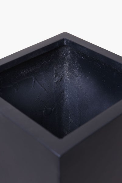 Innenansicht eines quadratischen Pflanzgefäßes aus Kunststoff mit breitem Rand.