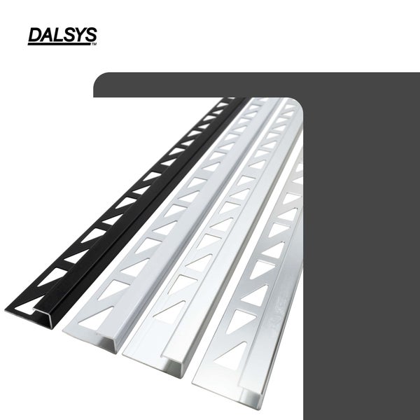 Dalsys Logo. Verschiedene Fliesenschienen in unterschiedlichen Oberflächen mit dreieckiger Lochung für Kantenabschlüsse.