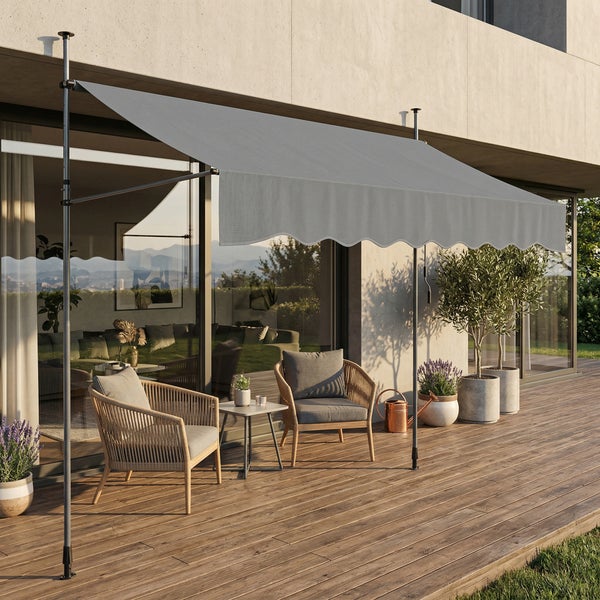 Graue Klemmmarkise auf einer hellen Terrasse mit Holzdielen, modernen Loungesesseln und Olivenbäumen.