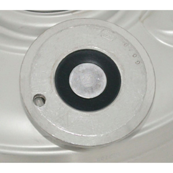 Dekoration mit Ast, Lichterkette und Christbaumschmuck in Stern-, Schneeflocken- und Tannenbaumform