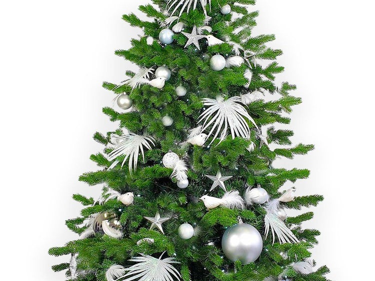Festlich geschmückter künstlicher Weihnachtsbaum mit silbernen Kugeln, Sternen und Deko-Vögeln für eine elegante weihnachtliche Dekoration.