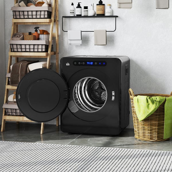 Schwarzer Wäschetrockner mit geöffneter Tür in einem Waschraum mit Regalen und Wäschekorb.