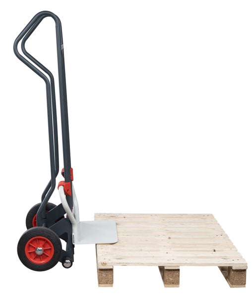 Sackkarre mit Schaufel und Holzpalette