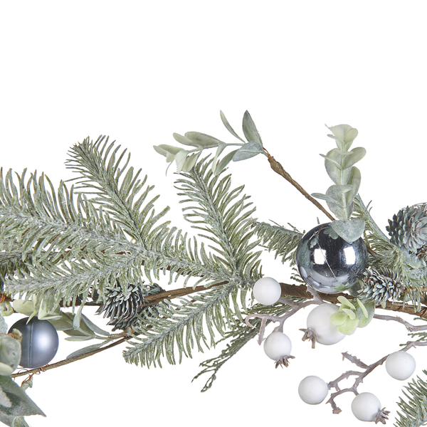 Weihnachtsgirlande mit Tannenzweigen, Kiefernzapfen, Weihnachtskugeln und Beeren