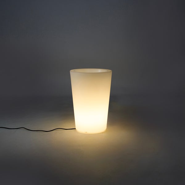 Beleuchteter Pflanzkübel in konischer Form mit warmweißem LED Licht und schwarzem Stromkabel.