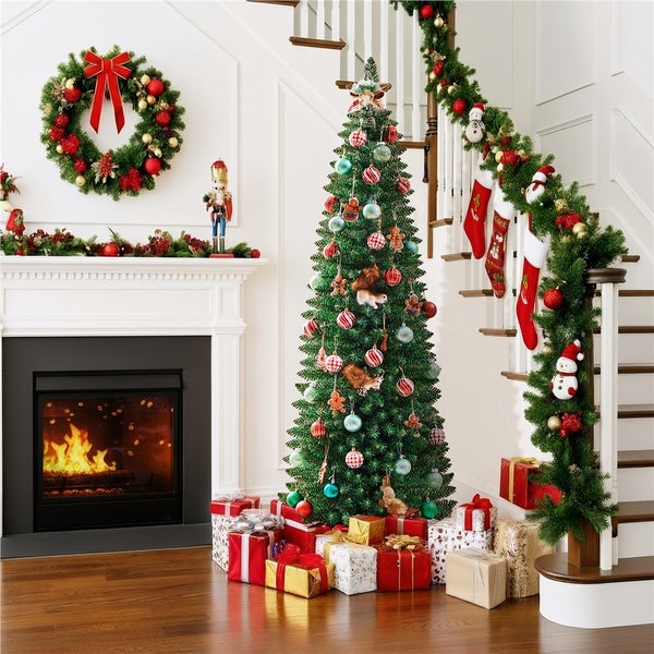 Weihnachtliche Wohnraumdekoration mit Tannenbaum, Kamin, Treppe und Geschenken.