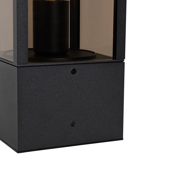 Detailansicht der Basis und des Glaskörpers einer schwarzen Außenleuchte aus Metall.