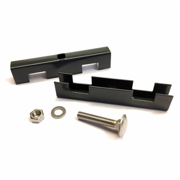 Befestigungsmaterial für Paneele, bestehend aus zwei Halterungen, einer Mutter, einer Unterlegscheibe und einer Schraube