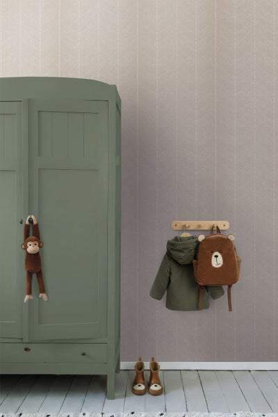 Kinderzimmer mit strukturierter Tapete, einem grünen Kleiderschrank aus Holz, einer Wandgarderobe mit Kinderjacke und Bärenrucksack.