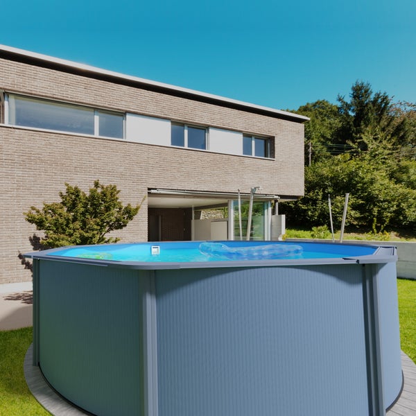 Aufstellpool im Garten vor einem Wohnhaus