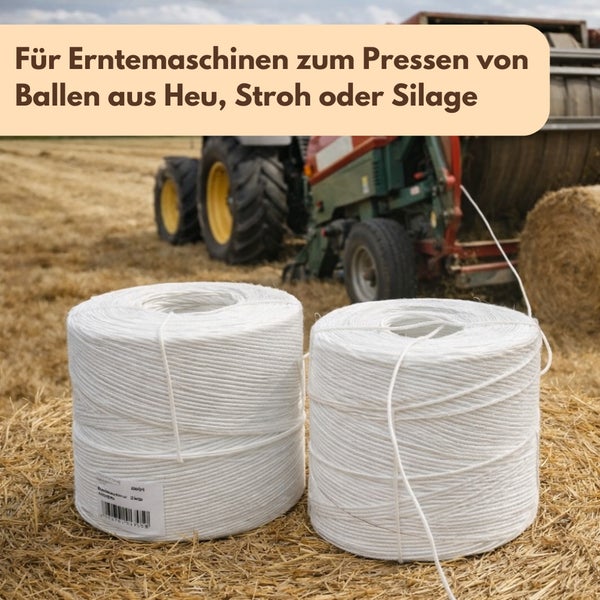 Zwei Rollen weiße Bindegarne für Erntemaschinen auf einem Feld.